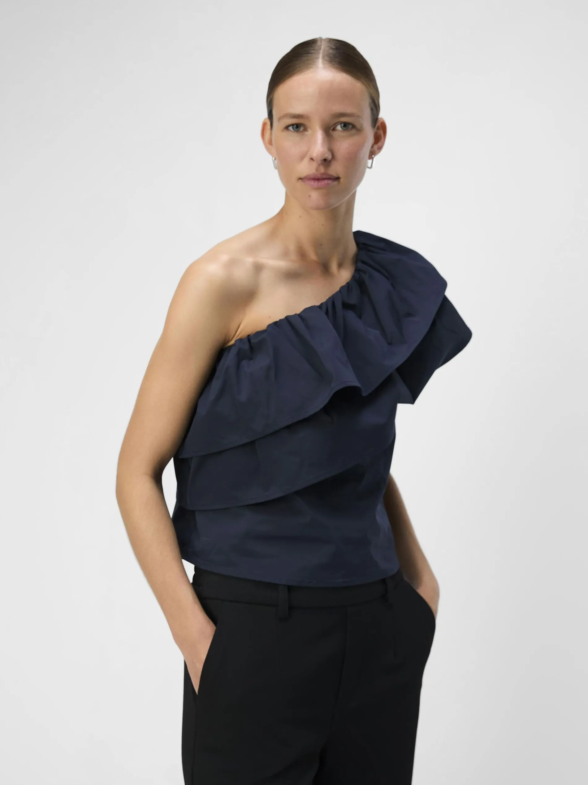 ONE-SHOULDER TOP